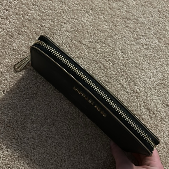 Michael Kors Wallet - Picture 3 of 9